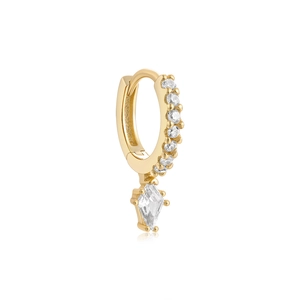 Detalle de pendientes de aro dorados con piedras de corte cometa y circonitas pavé