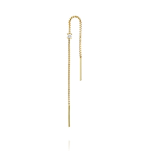 Dettaglio di orecchini a nappa in argento 925 con catena a scatola dorata e zircone a quattro griffe
