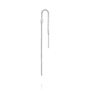 Dettaglio dell'orecchino a nappa in argento 925 con catena box e zircone lucido