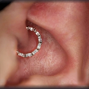 Primer plano de aro de cartílago en plata s925 con circonitas de corte rectangular