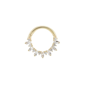 Detalle de un anillo de plata S925 dorada con piedras de talla baguette y redonda