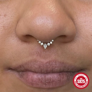 Anillo de septo en plata S925 con circón de lágrima en una modelo femenina
