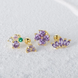 Detailset aus vier vergoldeten Ohrsteckern mit violettem Zirkon und Kronenform
