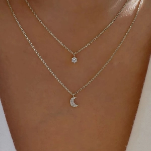 Dettaglio della collana in argento S925 con ciondoli a forma di mezzaluna e stella lucenti