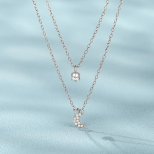 Dettaglio della collana a strati in argento S925 con luna crescente e zirconi