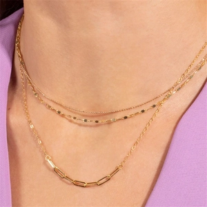 Nahaufnahme der dreilagigen goldenen S925 Silberhalskette mit Perlen- und Paillettenkette