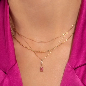 Detailansicht dreilagiger 18K vergoldeter Halsketten mit einem rosa Edelstein-Anhänger