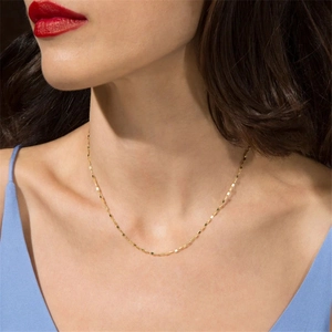 Detailaufnahme einer vergoldeten S925-Silbergliederkette am Hals eines Models