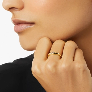 Detail eines minimalistischen Goldrings aus S925 Silber mit gefasstem runden Zirkonia