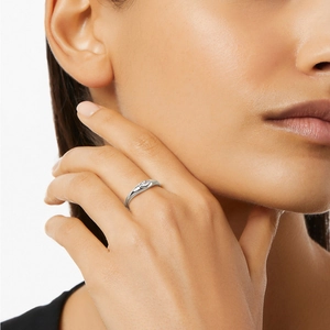 Makroaufnahme von S925 Sterlingsilber Ring mit eingelegtem Diamanten am Finger