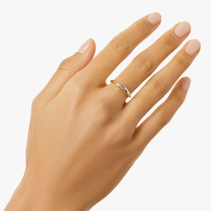Nahaufnahme eines goldenen Rings mit Marquise-Schliff-Diamant an einer Hand auf Weiß