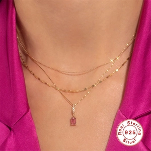 Dreilagige Halskette aus S925 Sterlingsilber vergoldet mit rosa Edelsteinanhänger