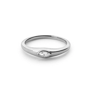 Makroaufnahme eines Silberrings mit Marquise-Diamant in Zargenfassung