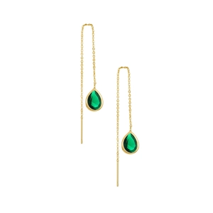 Dettaglio degli orecchini a catenella in argento S925 con pietre verdi a goccia