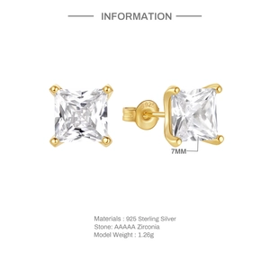 Détail des boucles d'oreilles en argent 925 avec zircons AAAAA 7mm et sertissage à quatre griffes