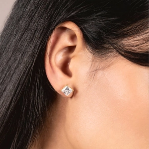Vue rapprochée de boucles d'oreilles en zircone taille princesse avec serti griffes