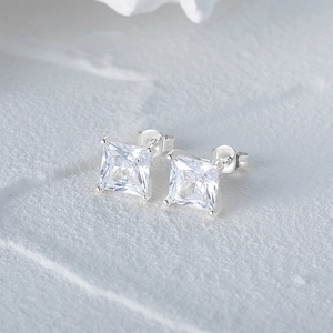 Vue macro du poinçon en argent sterling S925 et détail du clou d'oreille en zircon