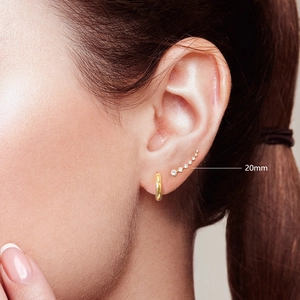 Detailopname van 20mm vergulde ear climber met vijf sprankelende witte zirkonia steentjes