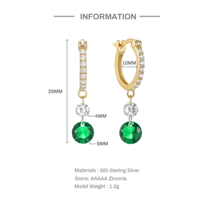 Detalle de pendientes de aro de plata S925 dorada con circonitas y piedra esmeralda