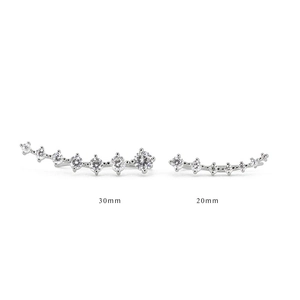 Detailweergave van 925 sterling zilveren oorklimmers in 30mm en 20mm met zirkonia steentjes