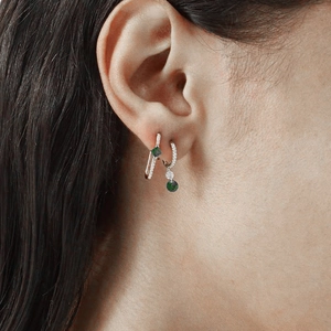 Detalle de pendientes de plata s925 con piedras verdes y cristales micro-pavé brillantes