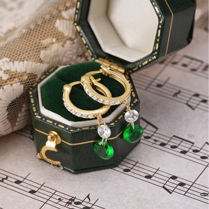 Pendientes de aro en plata S925 con gemas verde esmeralda en caja de terciopelo