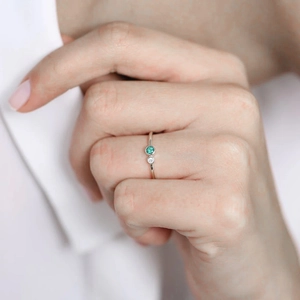 Nahaufnahme eines s925 Silberrings mit rundem grünem Edelstein und kleinem Diamant