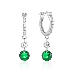 Detalle de pendientes de aro de plata S925 con piedras verde esmeralda y circonitas