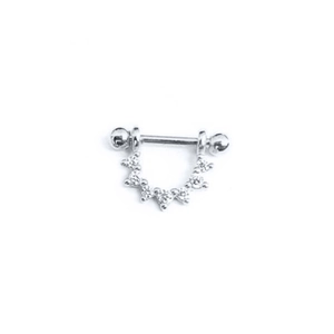 Nahaufnahme von s925 Silber Barbell Piercing Ohrring mit Zirkon-Halbmond-Detail