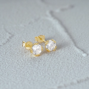 Vue macro de boucles d'oreilles en argent S925 plaqué or avec zircons ronds étincelants