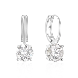 Macro-opname van S925 sterling zilveren huggie oorbellen met ronde zirkonia hangers