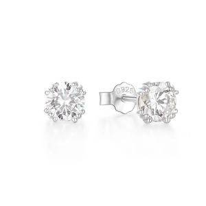 Vue macro de boucles d'oreilles en argent S925 avec pierres solitaires et sertissage à six griffes