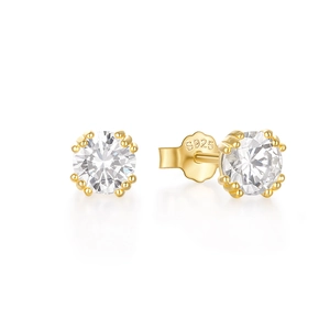 Gros plan détaillé de boucles d'oreilles S925 plaqué or avec zircone à 6 griffes