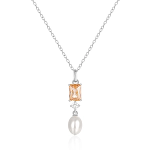 Dettaglio della collana in argento S925 con gemma arancione e pendente con perla a goccia