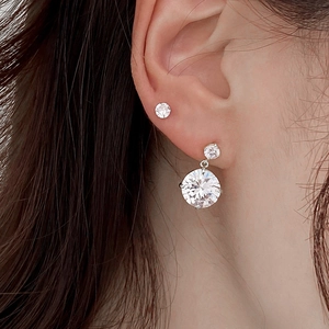 Detailweergave van luxe 925 sterling zilveren oorknopjes met briljante ronde diamanten