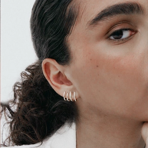 Detalle de pendientes geométricos minimalistas de capas en plata de ley S925 pulida