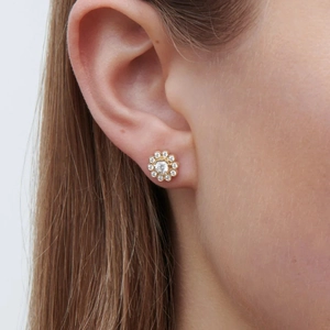 Makroaufnahme der S925 Sterling Silber Blumenohrringe mit funkelndem zentralem Zirkon
