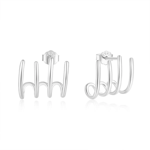 Detalle de pendientes de botón minimalistas en plata S925 con sello de calidad y garras