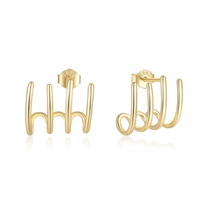 Detalle de pendientes minimalistas de cuatro garras en plata S925 bañada en oro y marca S925