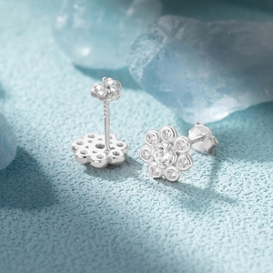 Makroaufnahme von S925 Sterlingsilber Gänseblümchen Ohrringen mit funkelnden Zirkoniasteinen