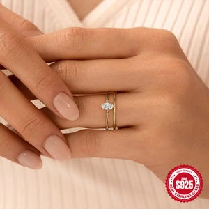 Set di anelli in argento sterling 925 placcato oro con taglio marquise su modella