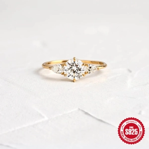 Anello classico in argento sterling S925 placcato oro con tre pietre brillanti da fidanzamento