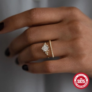 Elegante set di anelli in argento S925 placcato oro con diamante quadrato su mano modella