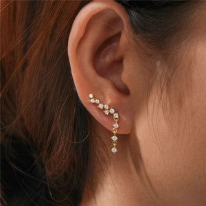 Detaillierte Makroansicht des S925 Silber Ear Climber mit funkelnden Zirkoniasteinen