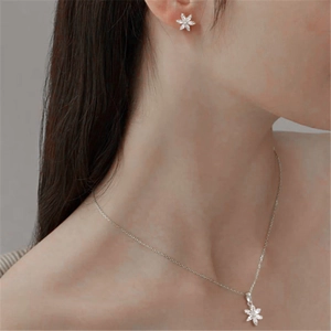 Nahaufnahme des eleganten S925 Silber Blumen Halsketten und Ohrring Sets für Damen