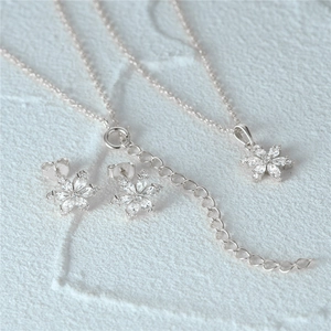 Detailansicht der 925 Sterling Silber Schneeflocken-Halskette und Ohrringe mit Kristallen