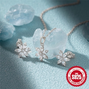 Schmuckset aus 925er Sterlingsilber mit Kristall-Schneeflocken-Anhänger und Ohrsteckern