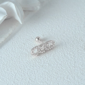 Nahaufnahme von 925er Sterlingsilber-Ohrstecker mit drei ineinandergreifenden Ringen