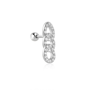 Nahaufnahme von 925er Sterlingsilber-Ohrstecker mit diamantbesetztem Dreifach-Kettenglied