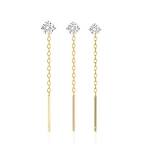 Dettaglio di orecchini pendenti in argento 925 placcati oro con pietre di zircone lucide